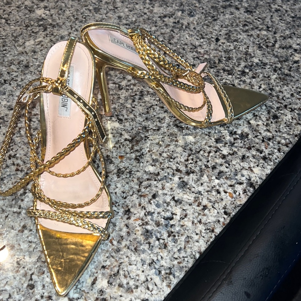 Cape Robbin Beautiful gold heels !